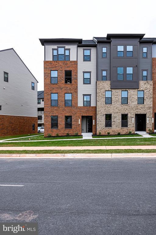 Building Photo - 14055 Sunrise Valley Dr