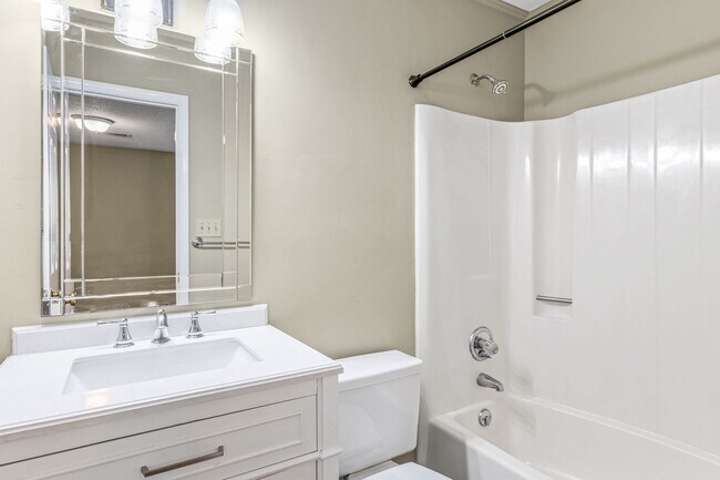 Building Photo - Newly Updated Park Place Townhome in Green...