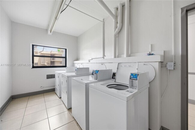 Building Photo - 10431 N Kendall Dr