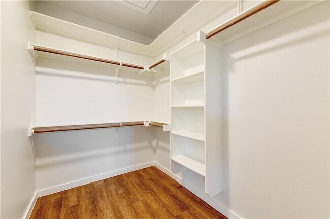 Building Photo - 400 Rose Dr