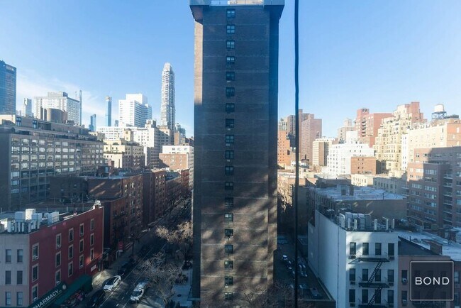 Building Photo - 400 E 71st St