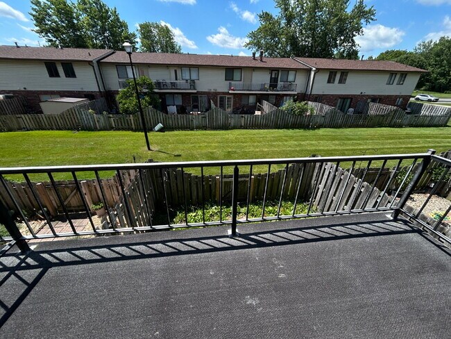 Building Photo - Charming 2-Bed Condo Retreat with 1.5 Baths in Prime Greenwood Location – 1088 Sq Ft of Comfort!