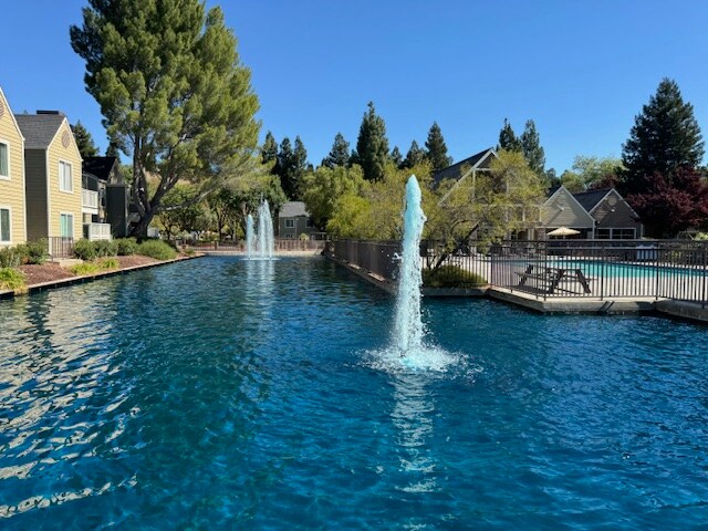 Building Photo - 120 Reflections Dr