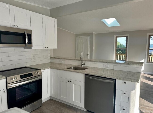Building Photo - 10 Kris Korner Dr