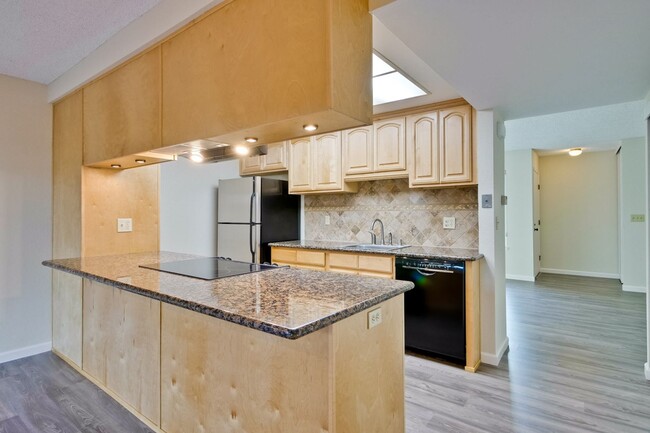 Building Photo - Lovely and Spacious 2BR 2.5BA Condo in Gre...