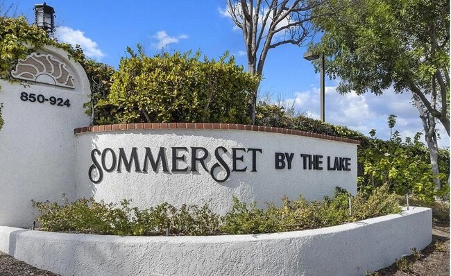 Building Photo - 870 S Rancho Santa Fe Rd