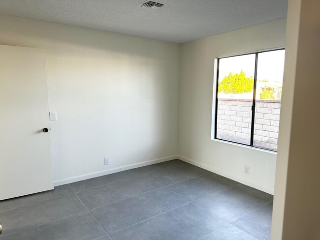 Building Photo - 2201 N Farrell Dr