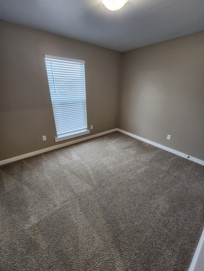 Building Photo - 3 bed 2 bath home, 1 car garage