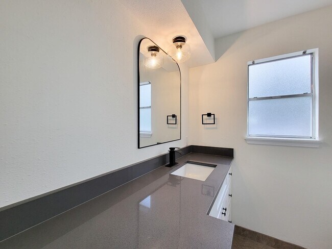 Building Photo - 3930 Cypress Hill Dr