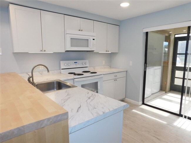 Building Photo - 331 Woodlake Wynde