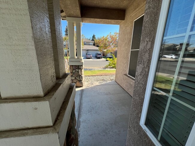 Building Photo - 4-bedroom single story located in Sylvan S...