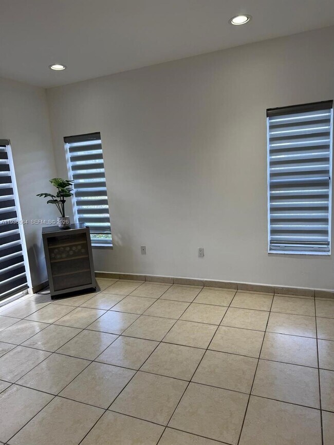 Building Photo - 2914 SE 15th Terrace