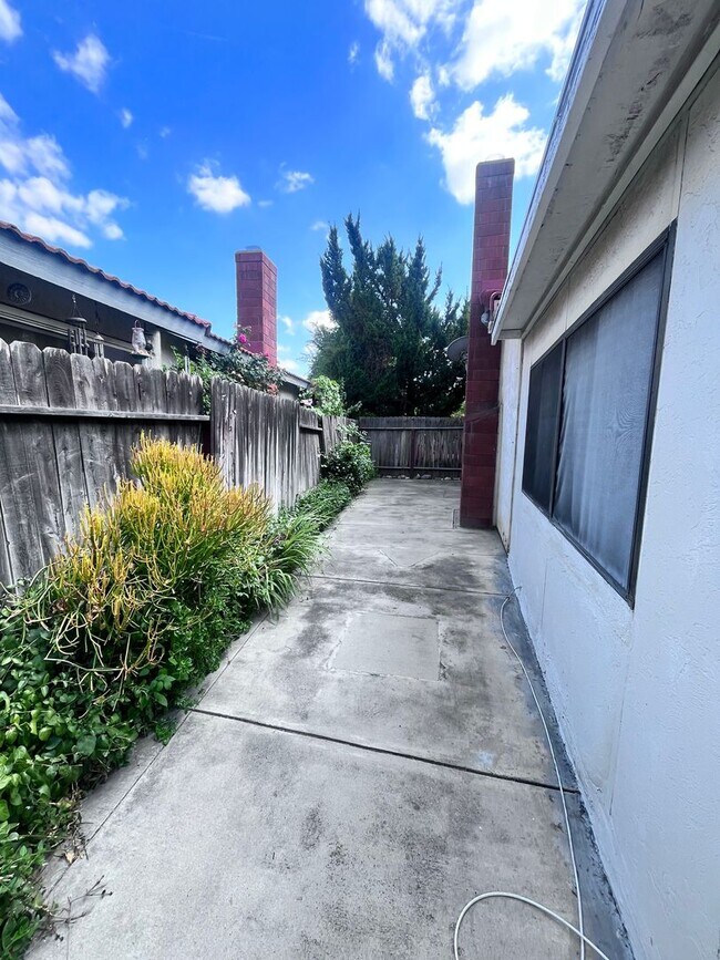 Building Photo - Colton Home in Cooley Ranch w/ Gardener Included