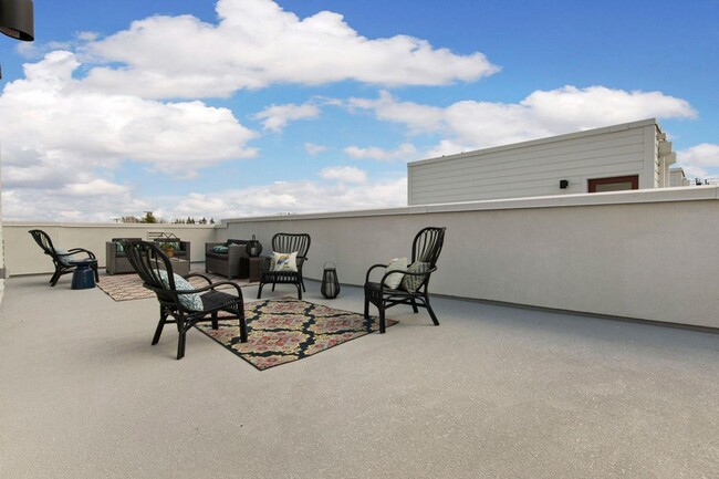 Building Photo - Newer Construction - Multi-Level Home with...