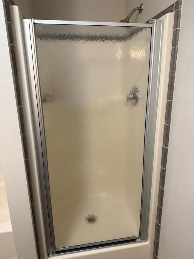 Building Photo - 102 Pine St