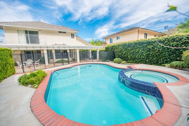 Building Photo - Rose Hills