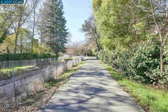 Building Photo - 2728 Oak Rd