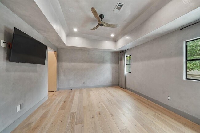 Building Photo - 819 Silvergate Dr