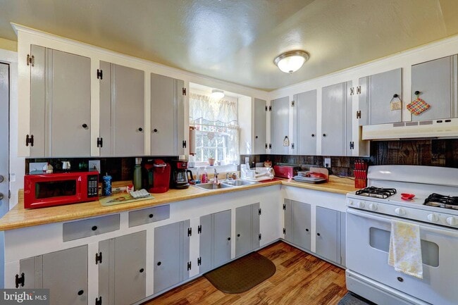 Building Photo - 220 Hazel Ave