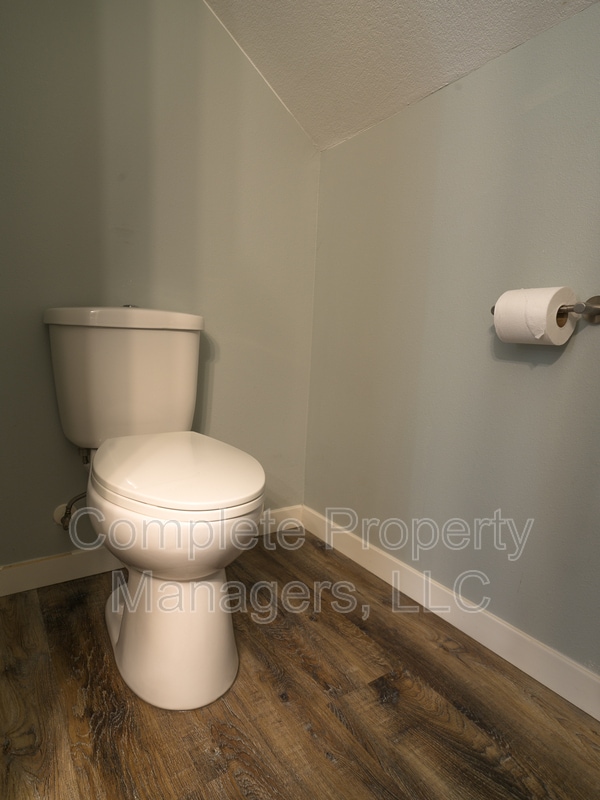 Building Photo - 103 Main St E