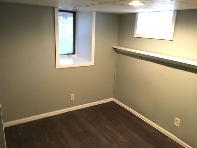 Building Photo - AVAILABLE SEPTEMBER 1st - 1 Bed 1 Bath Efficiency Apt across from Portland Square Park
