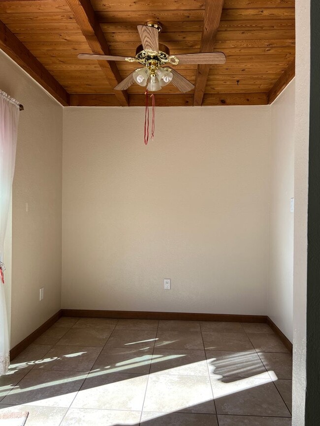 Building Photo - Beautiful 3 Bedroom 2 Bath Home with priva...