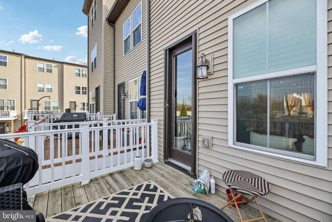 Building Photo - 251 Phoenix Dr