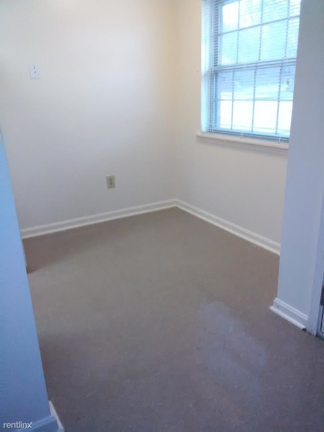 Building Photo - 447 Hillcrest Dr