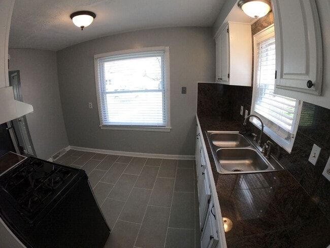 Building Photo - 4 Bed 2 Bath Farmington Hills home for lease