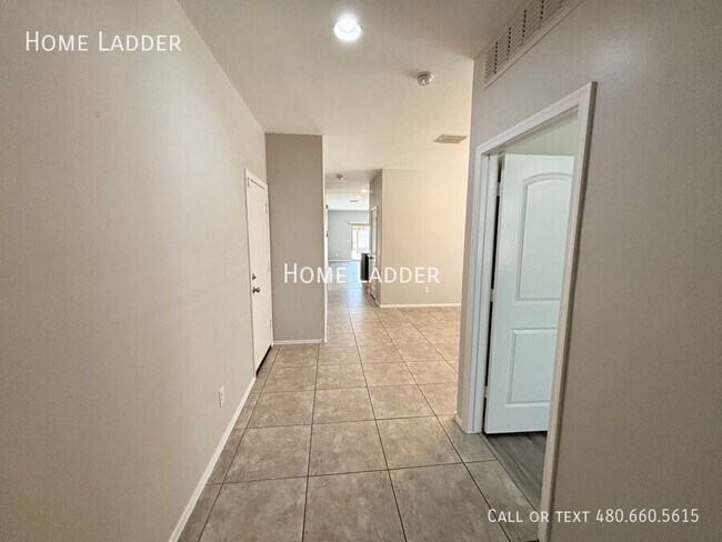 Building Photo - 10453 E Cliffrose Ln