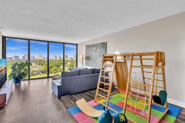 Building Photo - 3375 N Country Club Dr