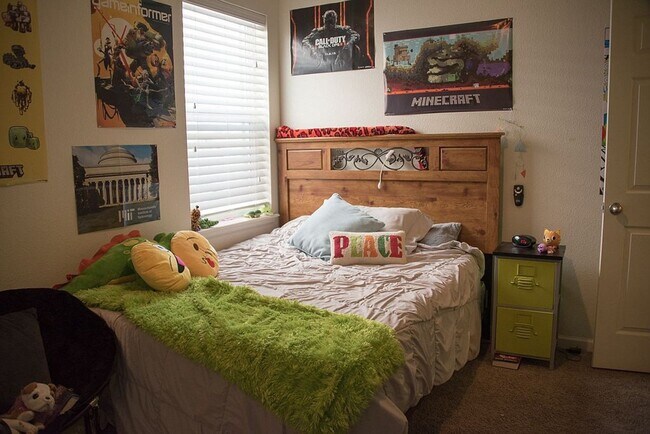 Building Photo - Great 3 Bed / 3 Bath with Garage! Open Floor Plan with Upgrades!