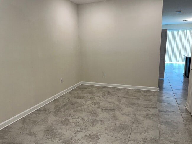 Building Photo - 3 bed 2.5 bath townhouse