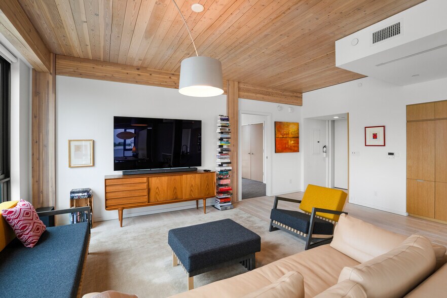 Building Photo - 12 NE Fremont St