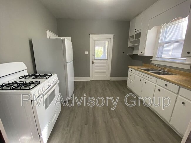 Building Photo - 710 SW Jewell Ave