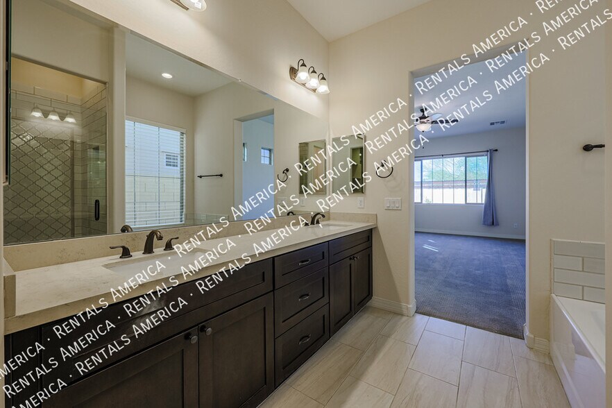 Building Photo - 2322 W Sierra Vista Dr