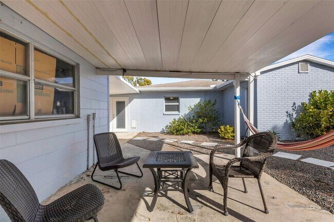 Building Photo - 2914 W Lake Ave