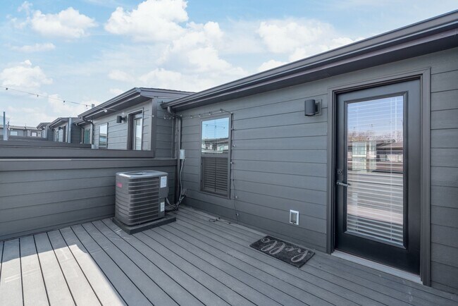 Building Photo - (Coming Soon) 3 Bedroom Townhome minutes from South End!