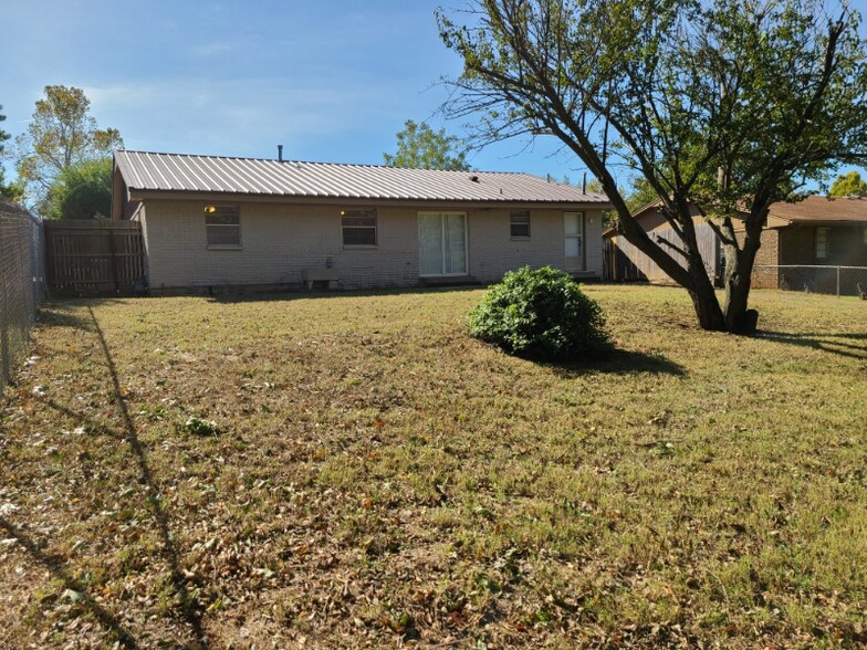 Building Photo - 925 Crown Dr