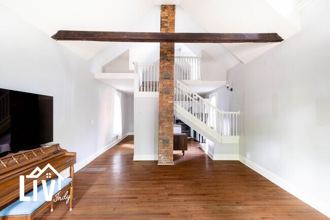 Building Photo - 1121 E 9th St