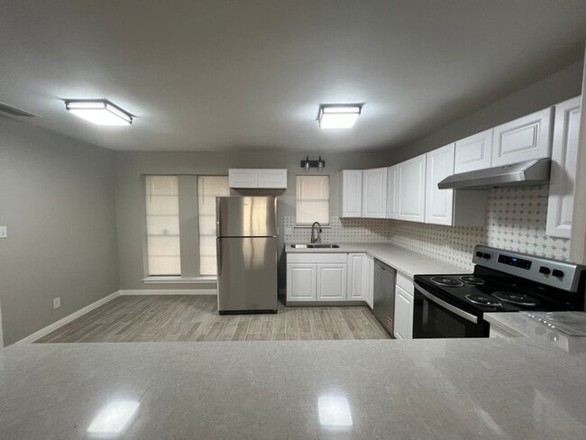 Building Photo - 1110 Falcon Dr