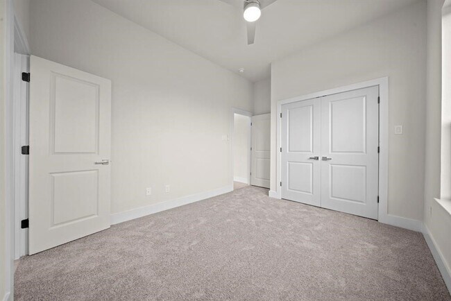 Building Photo - 4525 Davenport St