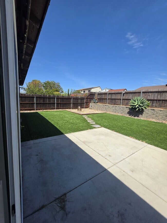Building Photo - Beautiful 3 bedroom 2 bath Home in Imperial Beach