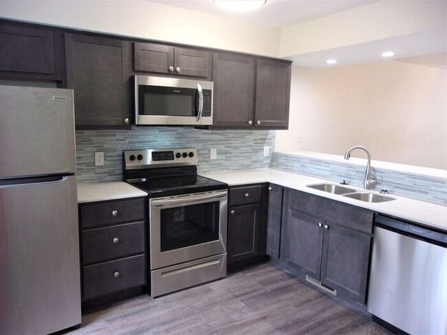 Building Photo - 2 BED 1.5 BATH TWO STORY TOWNHOUSE- WARR A...