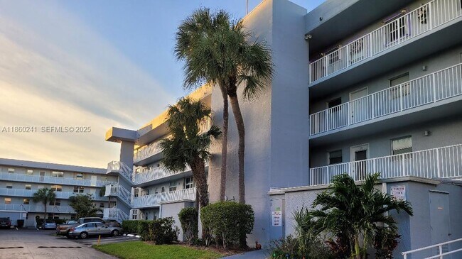 Building Photo - 120 Royal Pk Dr