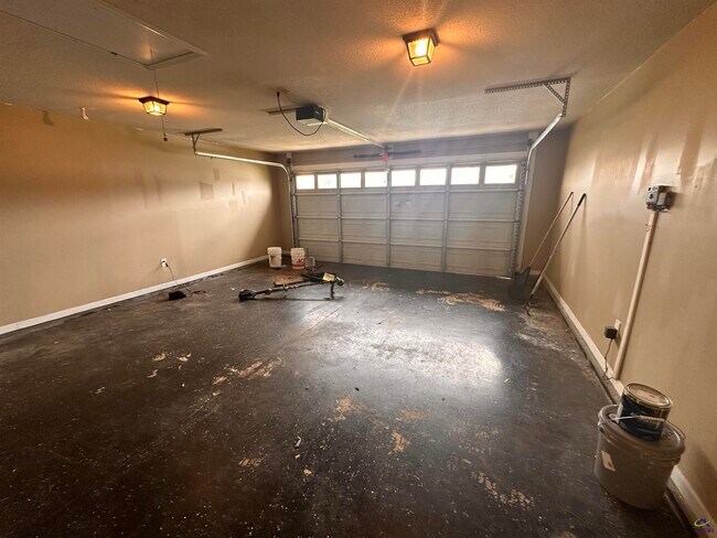 Building Photo - 123 Larkspur Ln