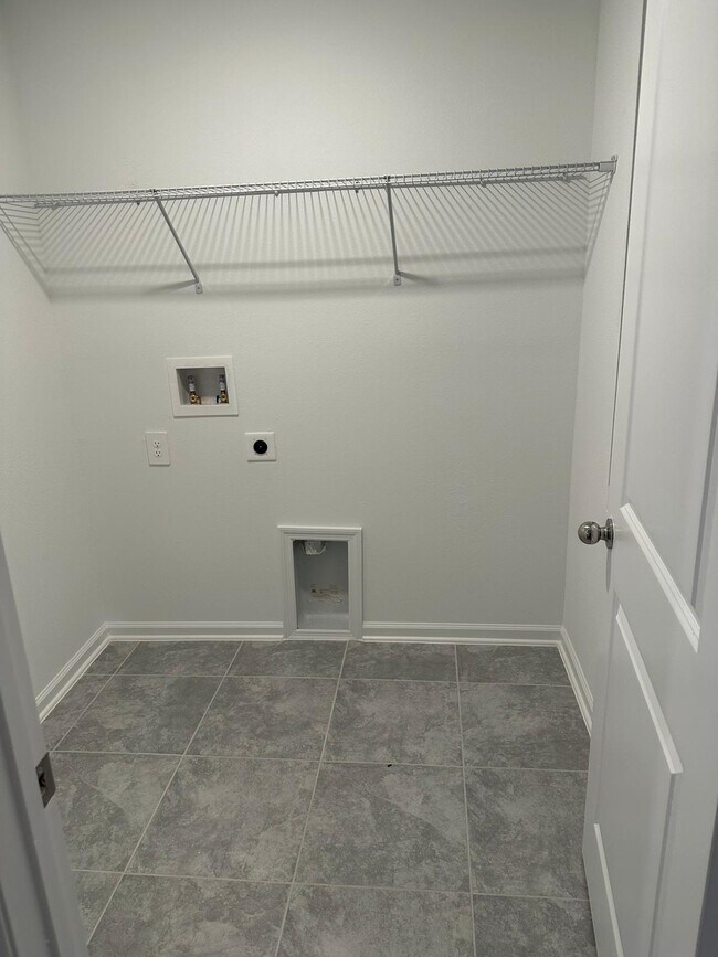 Building Photo - 4 Bed / 2.5 Bath Home – Available Septembe...