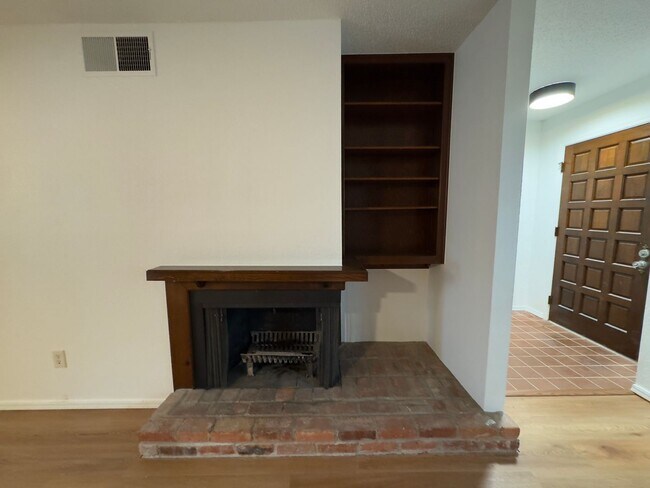 Building Photo - $500 OFF MOVE IN SPECIAL | Cozy Townhome in Quail Creek 2/2.5/2 Car Garage