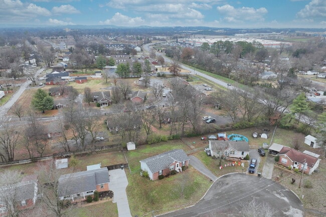 Building Photo - Car-free convenience! Modern 3 Bed Home Minutes from Downtown Gallatin