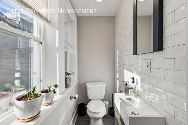 Building Photo - 1708 Sigel St